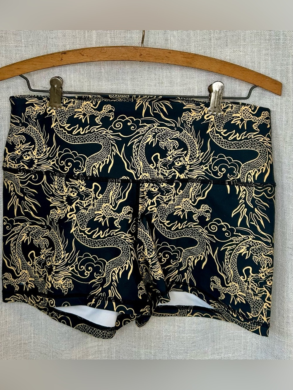 Peachy Athletic Women’s Dragon Print Black & Gold 
Vixen L EUC
